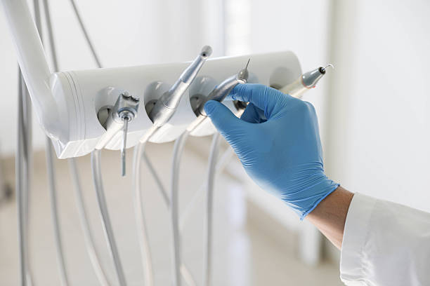 Professional Tooth Extraction technician working in Prien, LA